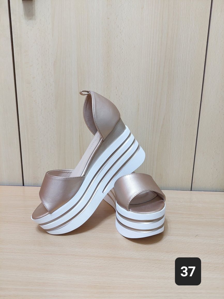 Sandale aurii cu platforma - 37