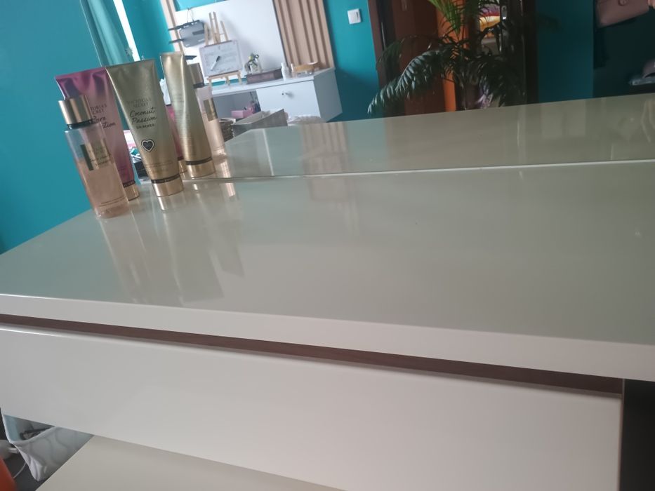 Тоалетка за стена от МДФ и гардероб с врата от МДФ