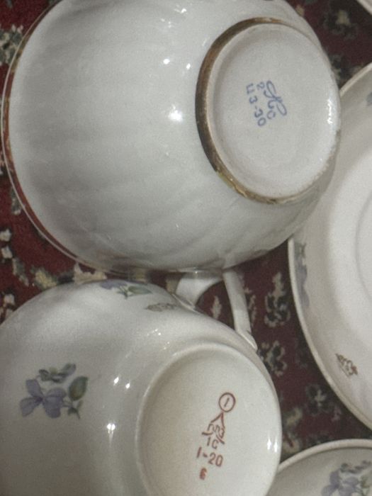 Продается посуда новая  чайники и чашечки с блютцами