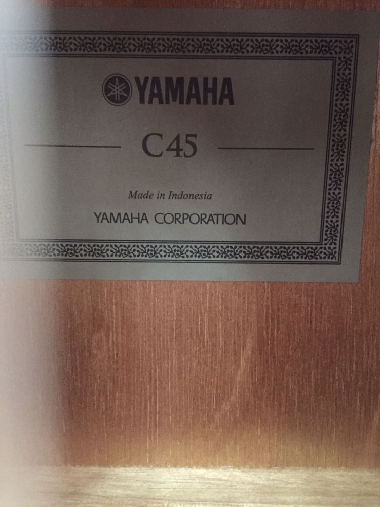 Классическая гитара Yamaha C45 с подставкой и чехлом