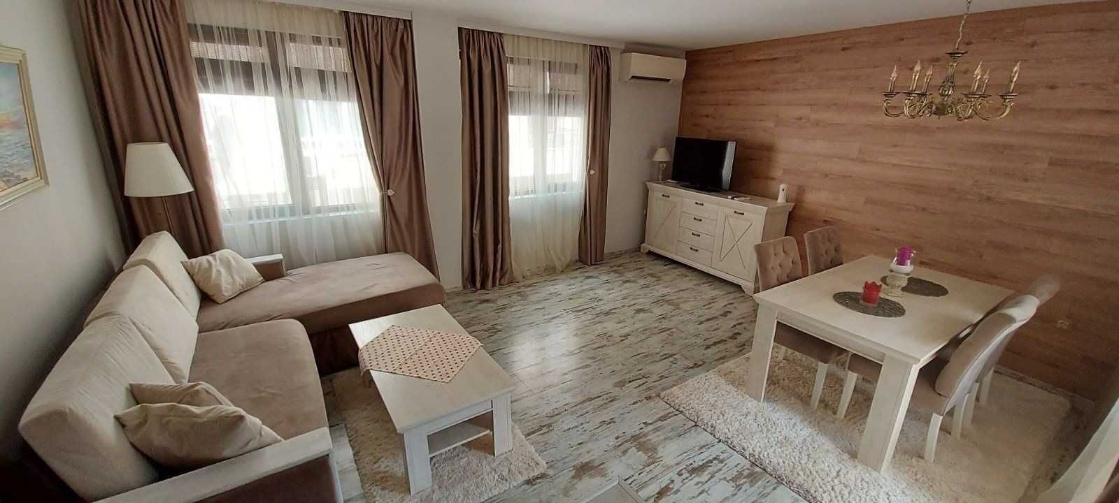 Даваме под наем двустаен апартамент в центъра