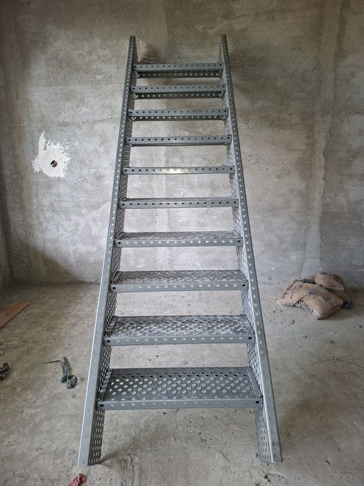 Confectionam scarii metalice zincate exterioare și pentru incendii , p