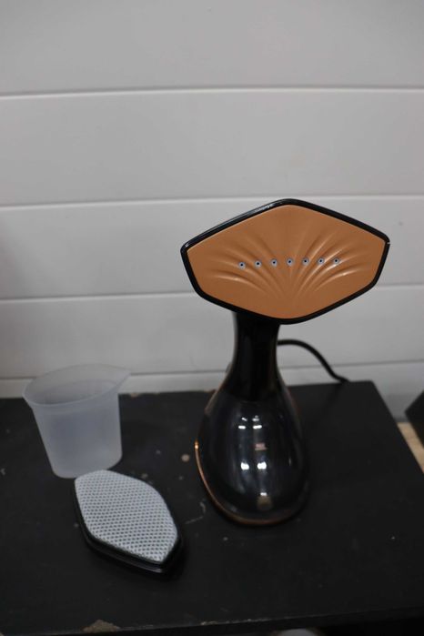 Grundig Fashion Brush ST7950  Вертикална ютия за дрехи с пара