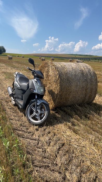 Vând scuter Kymco 200 cm