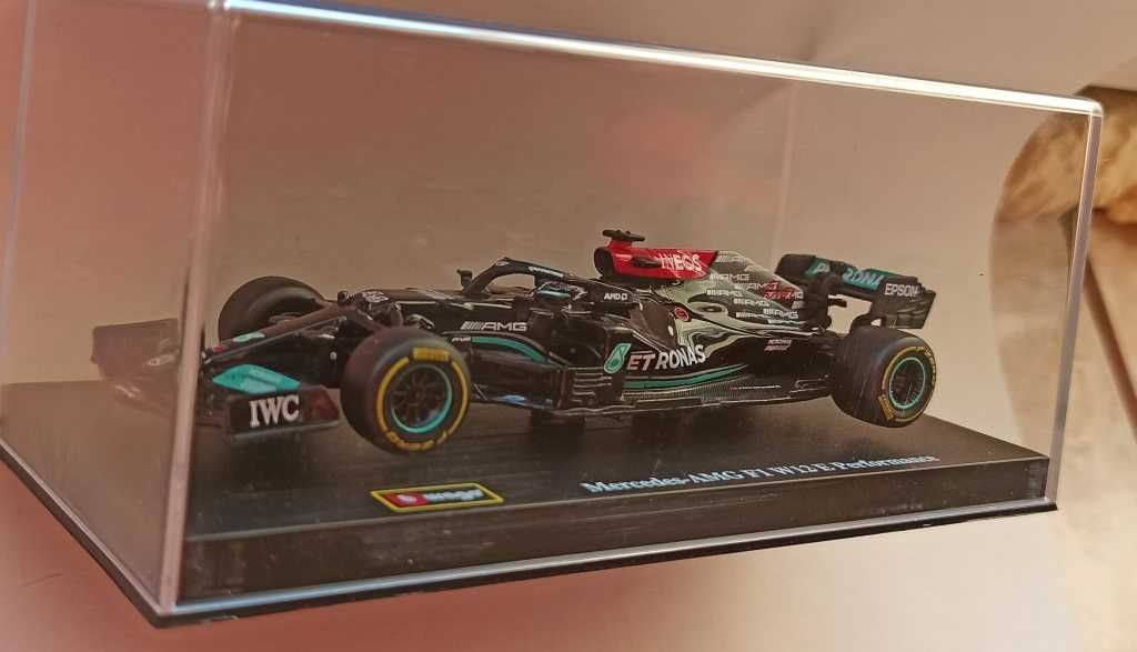 Macheta Mercedes AMG W12 Hamilton cu pilot Formula 1 2021 Bburago 1/43