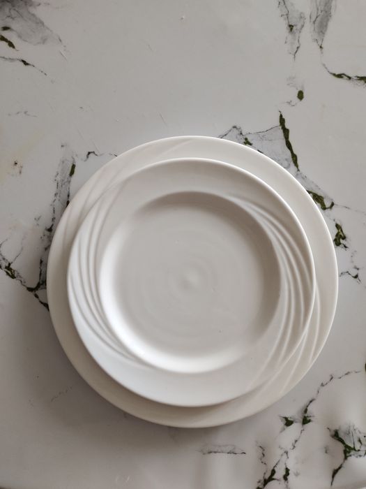 Тарелки белые, диаметр- 24, 19. Новые.
