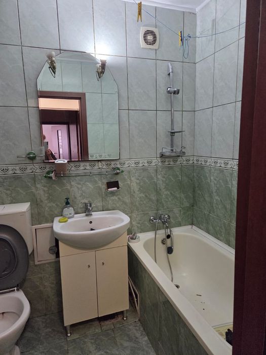 Închiriez apartament 2 camere decomandat.
