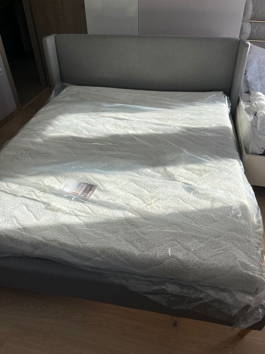 Спалня с матрак като нови