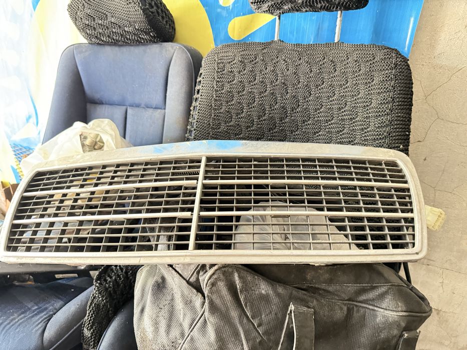 Передняя решетка мерседес w210 ортгинал. В хорошем состояний