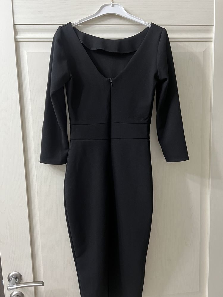 Черное платье-футляр