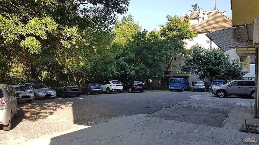 Паркоместа под наем в комплекс Лазур