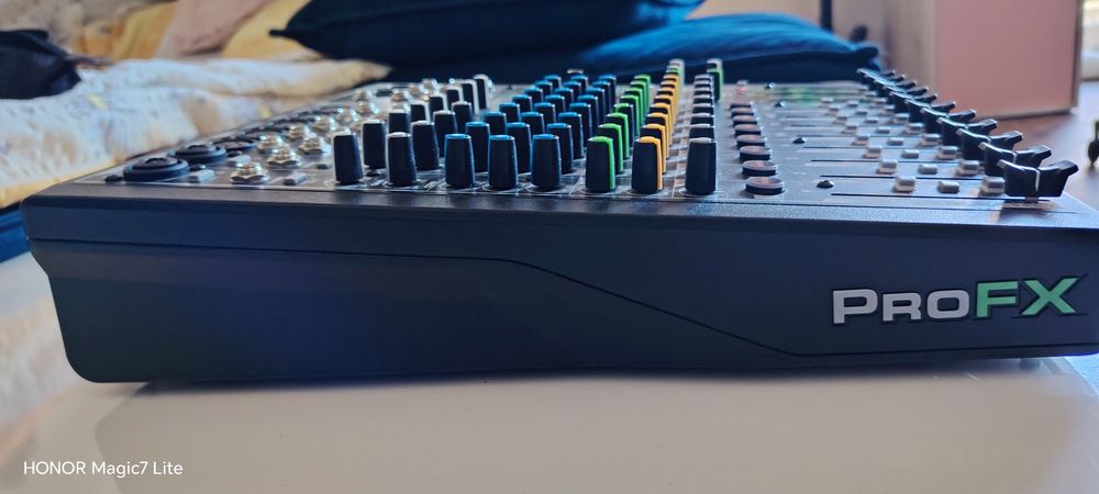 Продавам миксер Mackie ProFX12v3