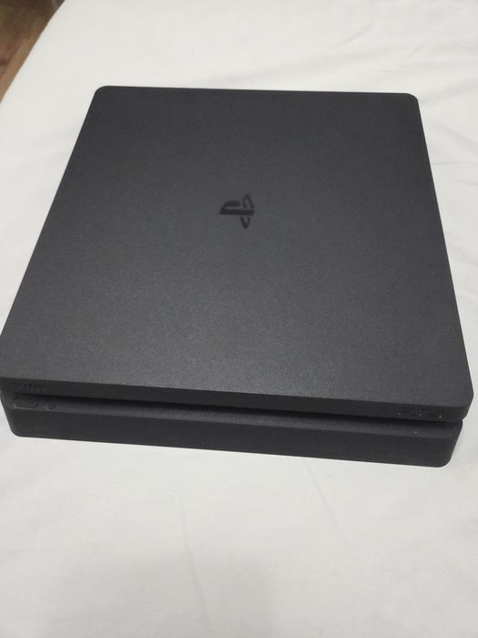 Плейстейшън 4 слим 1тб