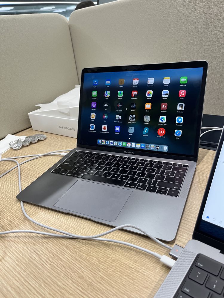 MacBook Air retina 2019 8/128