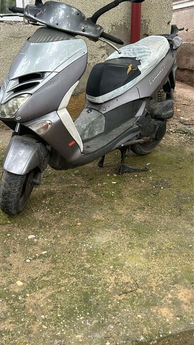 Vând scuter aprilia leonardo