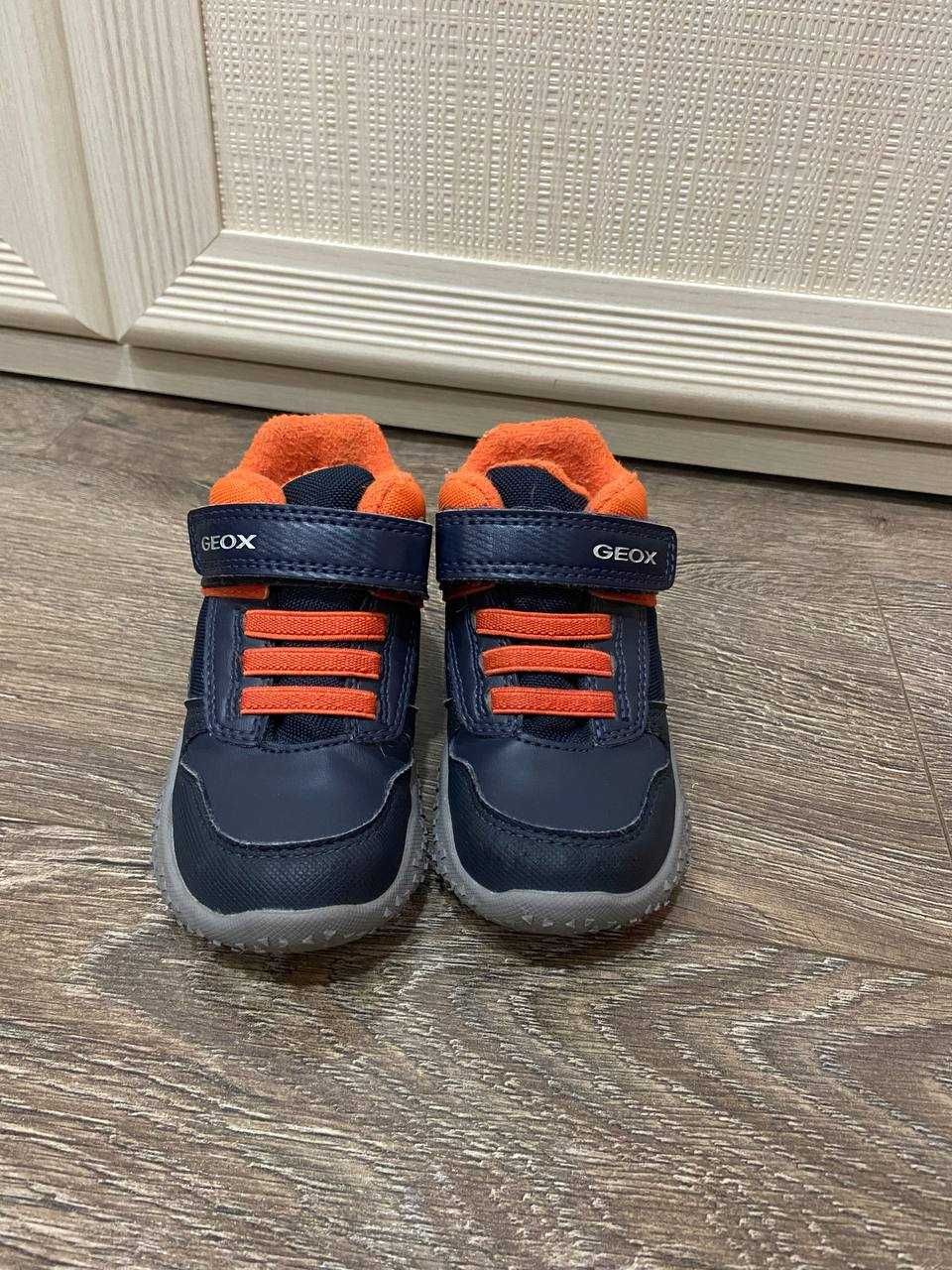 Детские демисезонные ботинки GEOX, 22 размер  в идеальном состоянии