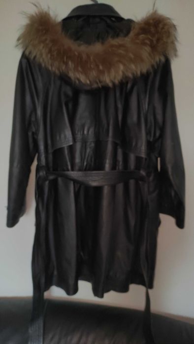 Vand scurta de piele naturala, de dama, cu gluga captusita la interior