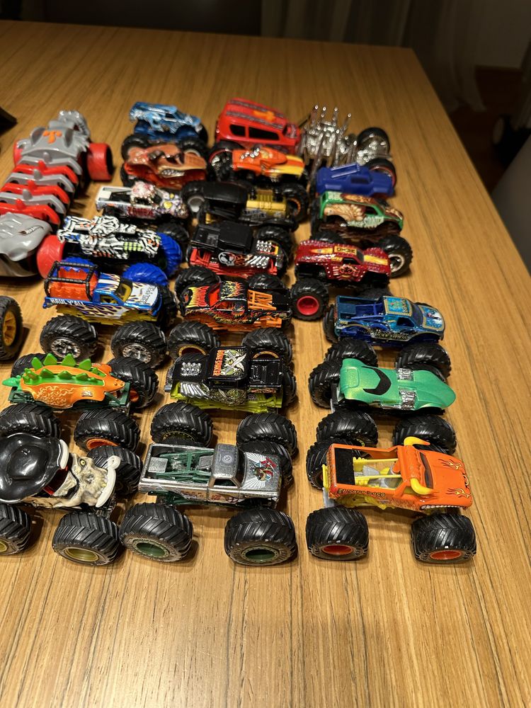 Hot wheels- monster track