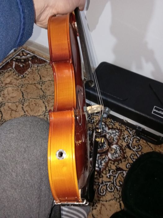 Vand vioară care se poate canta și la rece și electric