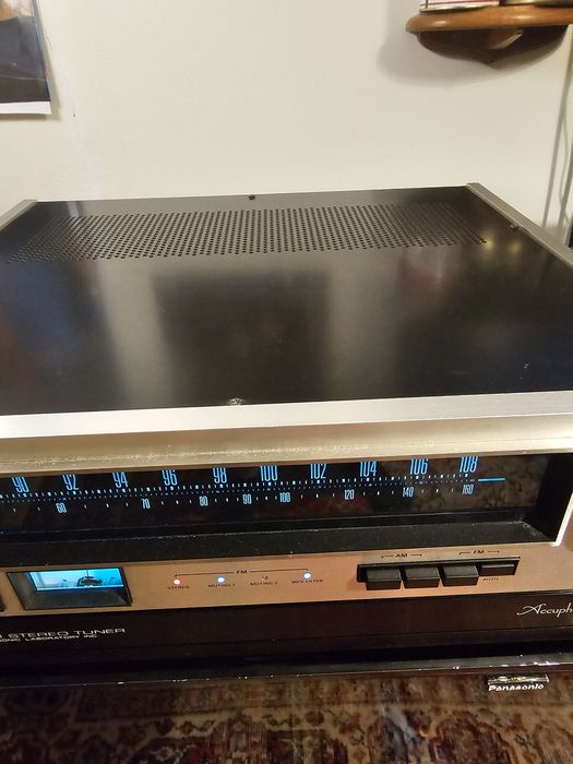 Tuner Accuphase T100.