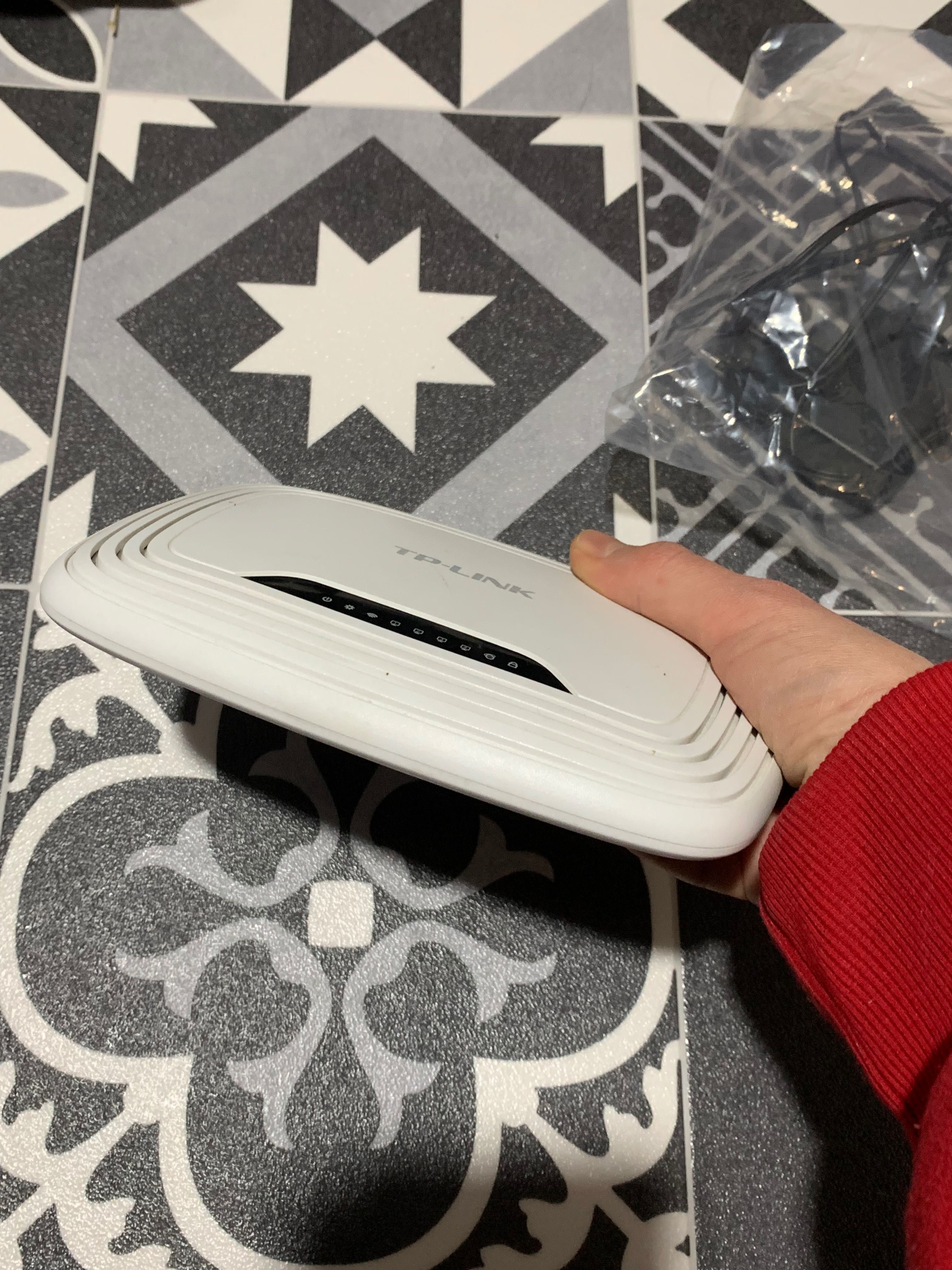 Рутер TP-LINK със захранващ кабел