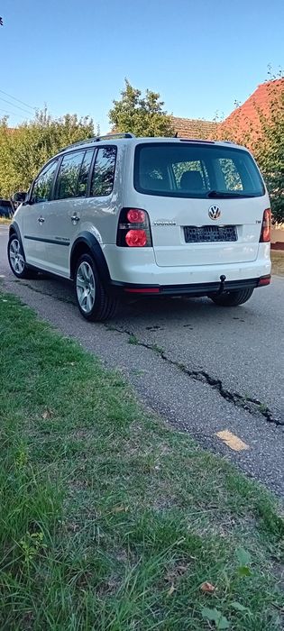 Vând Volkswagen Touran Cross (+Carte service)