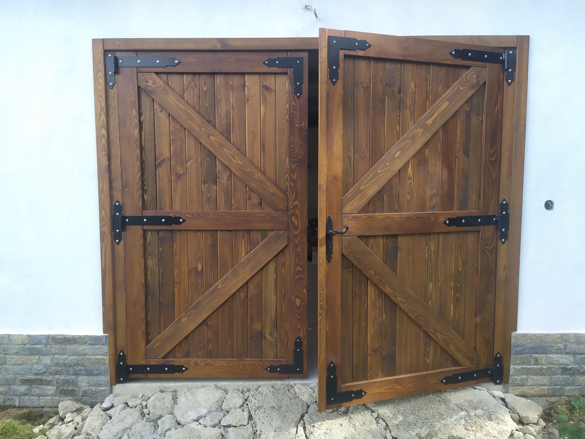 Изработка на дървени порти и гаражни врати