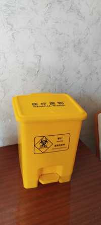 Медицински контейнер с педальным механизмом для сбора и хранения мед