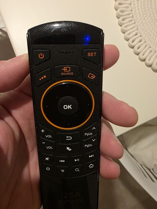 Telecomanda cu funcție de învățare și tastatura