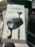 Casti Fitbit flyer