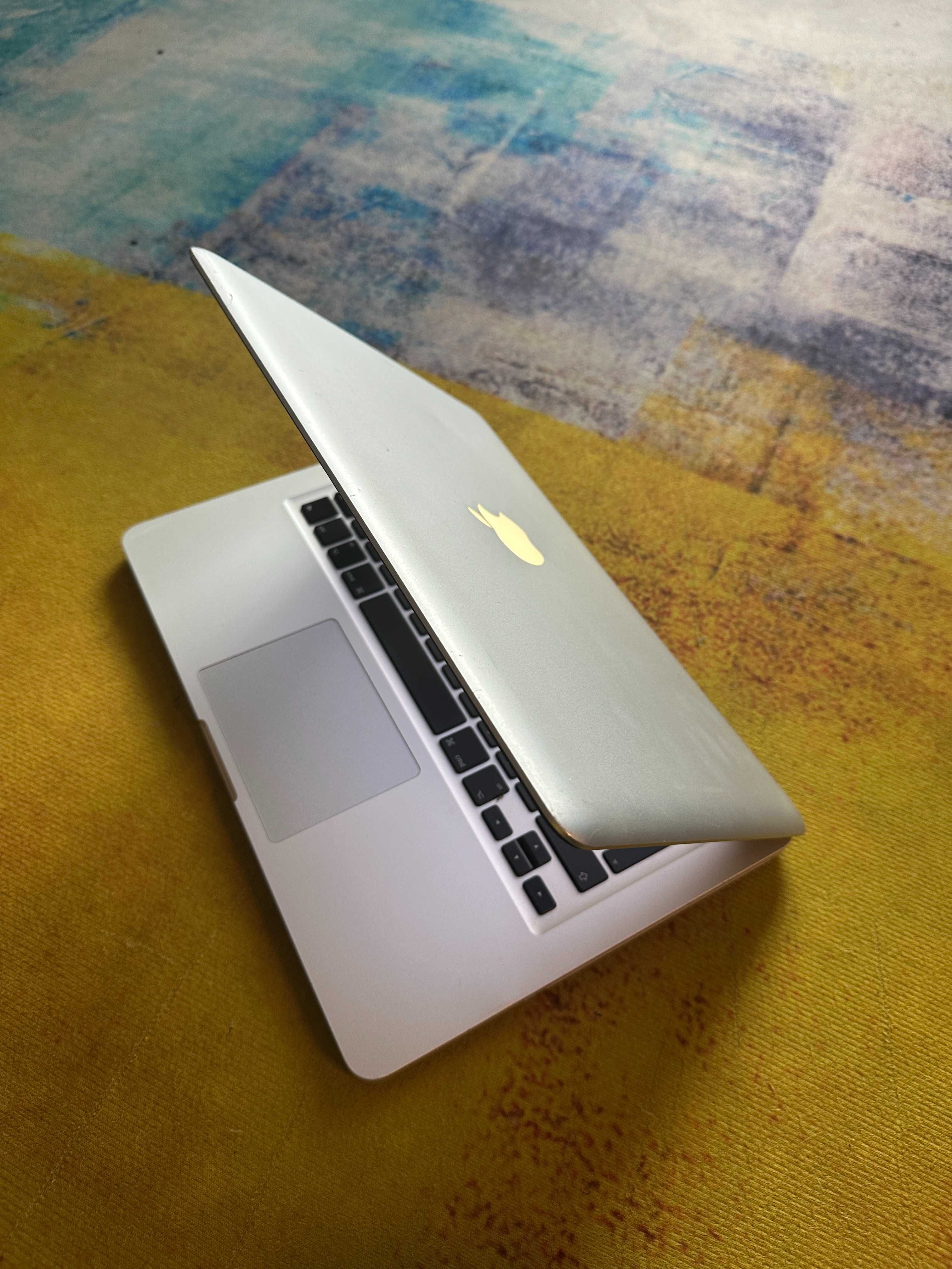 laptop macbook 2012, catalina, i5, 4 gb, baterie 4 cicluri