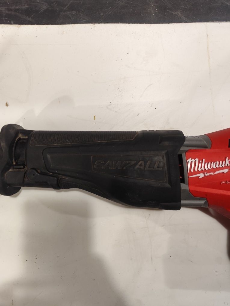 Безчетков акумулаторен саблен трион Милуоки Milwaukee M18 CSX + 5Ah