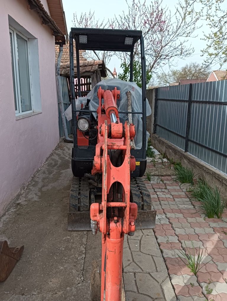 Execut săpături cu miniexcavator