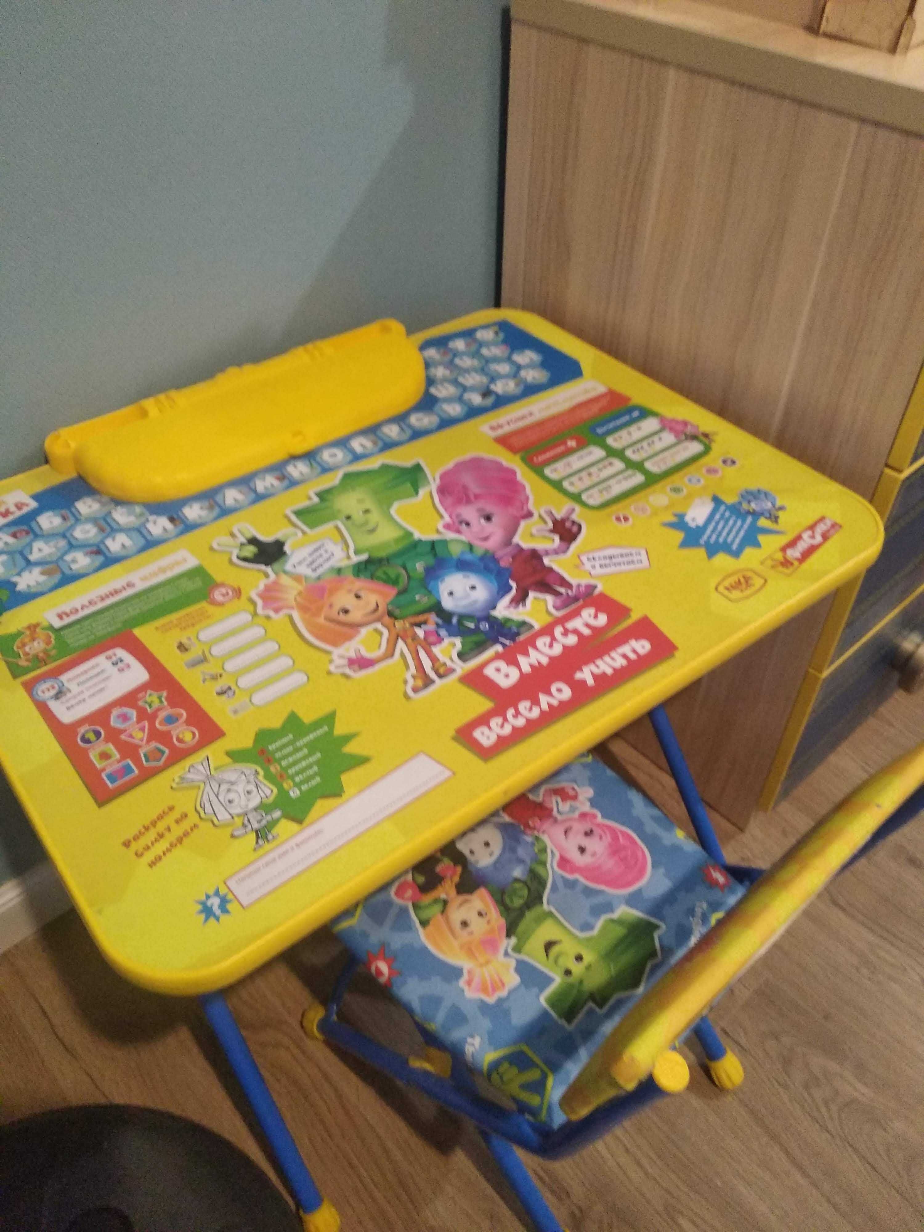 Продается детский стол со стулом