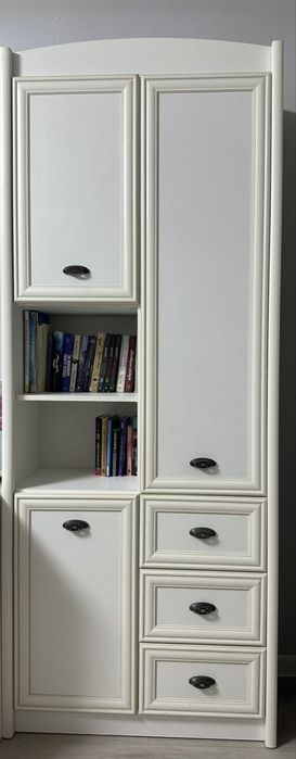 Продам отличный Распашной шкаф