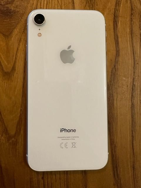 IPHONE Xr 64GB & accesorii în stare excelenta