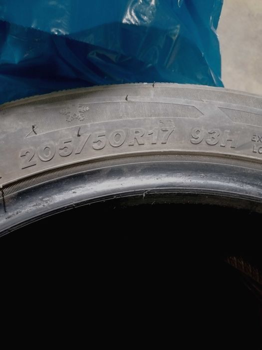 ПРОДАВАМ 2БР ЗИМНИ ГУМИ 205/50/17 40лв