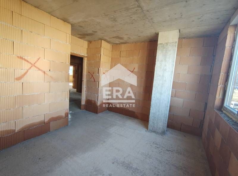 Тристаен просторен апартамент за продажба, с паркомясто, в новострояща