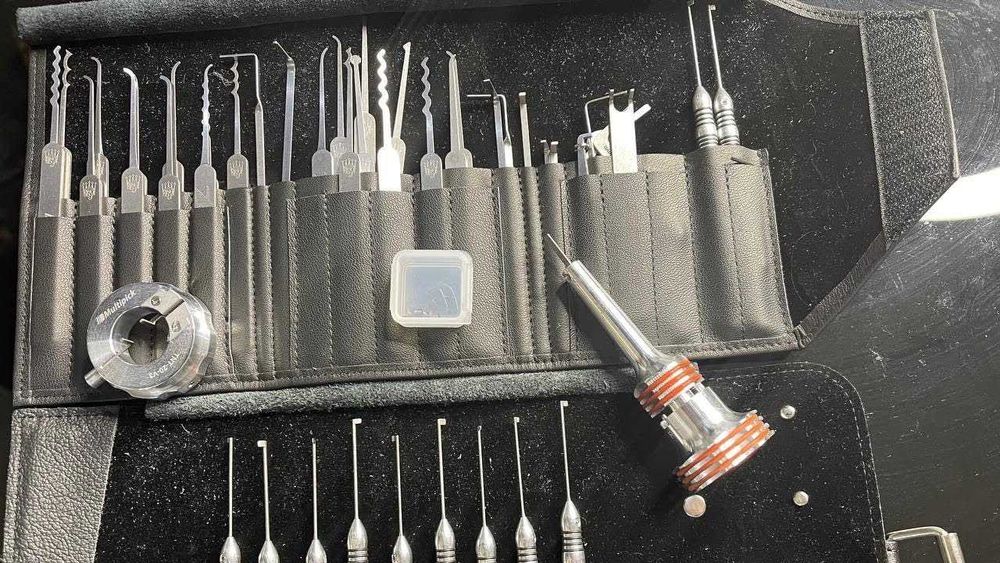 Вскрытие замков дверей МЕДВЕЖАТНИК открыть замок ремонт замена замка