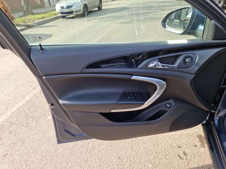 Vând Opel Insignia