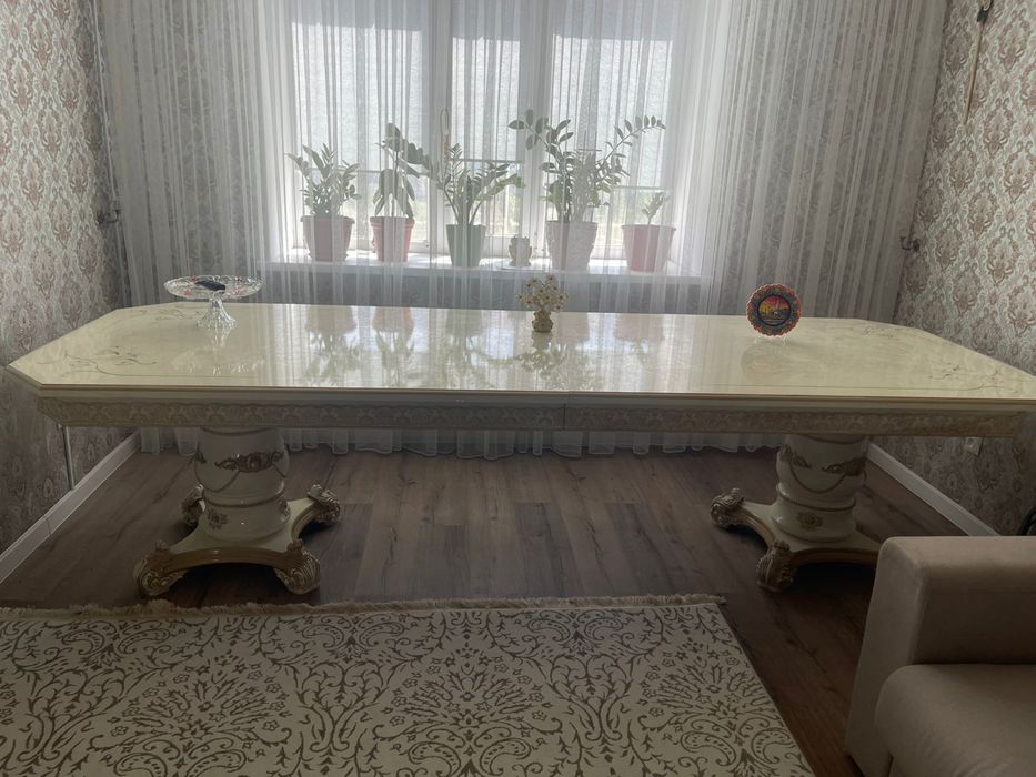 Продам стол для гостиной