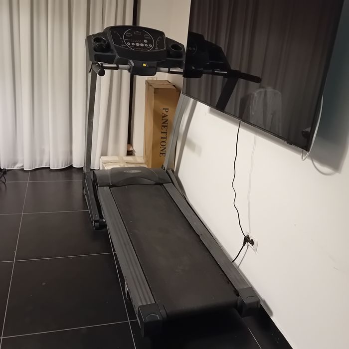 Vând banda de alergare profesionala electrica 15 trepte max 150 kg