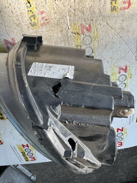 Far dreapta cu defecte pe carcasa Fiat 500