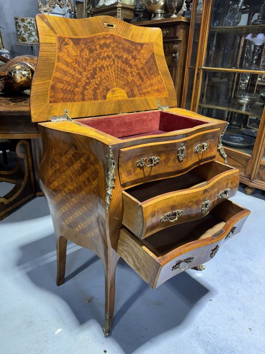 Comodă deosebită din lemn masiv, cu blat rabatabil