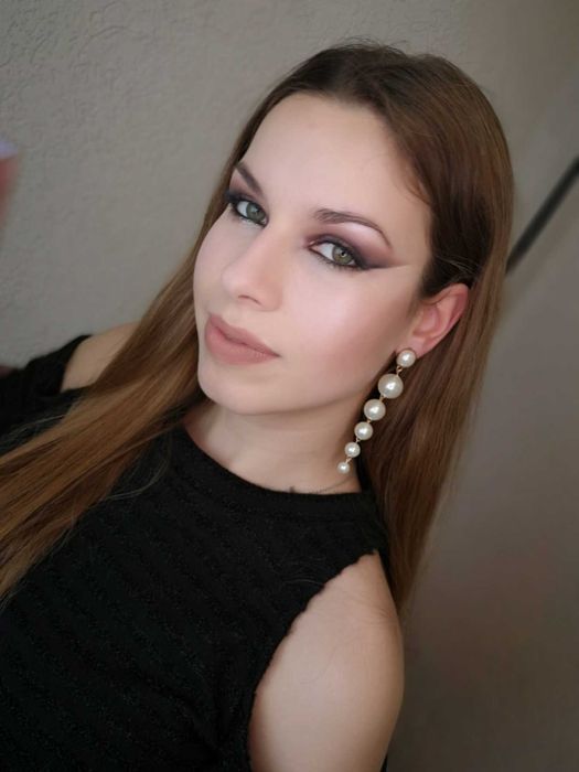 Гримьор предлага професионален грим по домовете