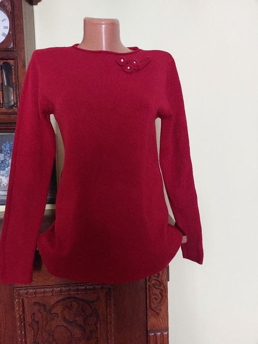 Pulover festiv - cu 3 trandafiri din acelasi material pe umarul stang