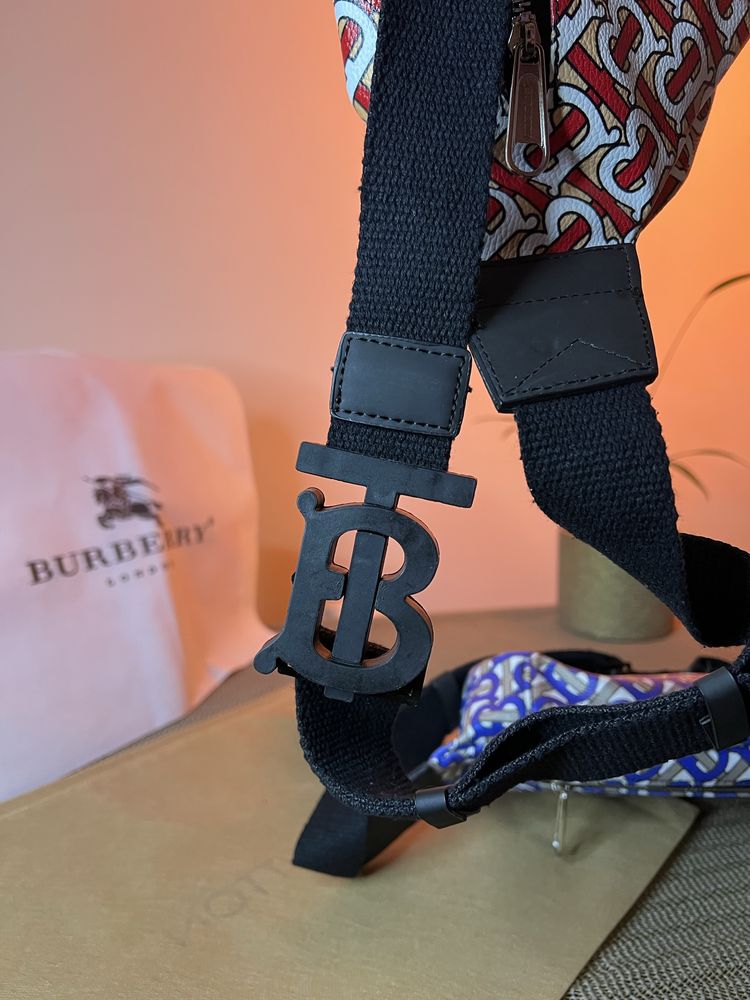 OFERTA Borseta Piept Burberry Rosu-Albastru Calitate Premium