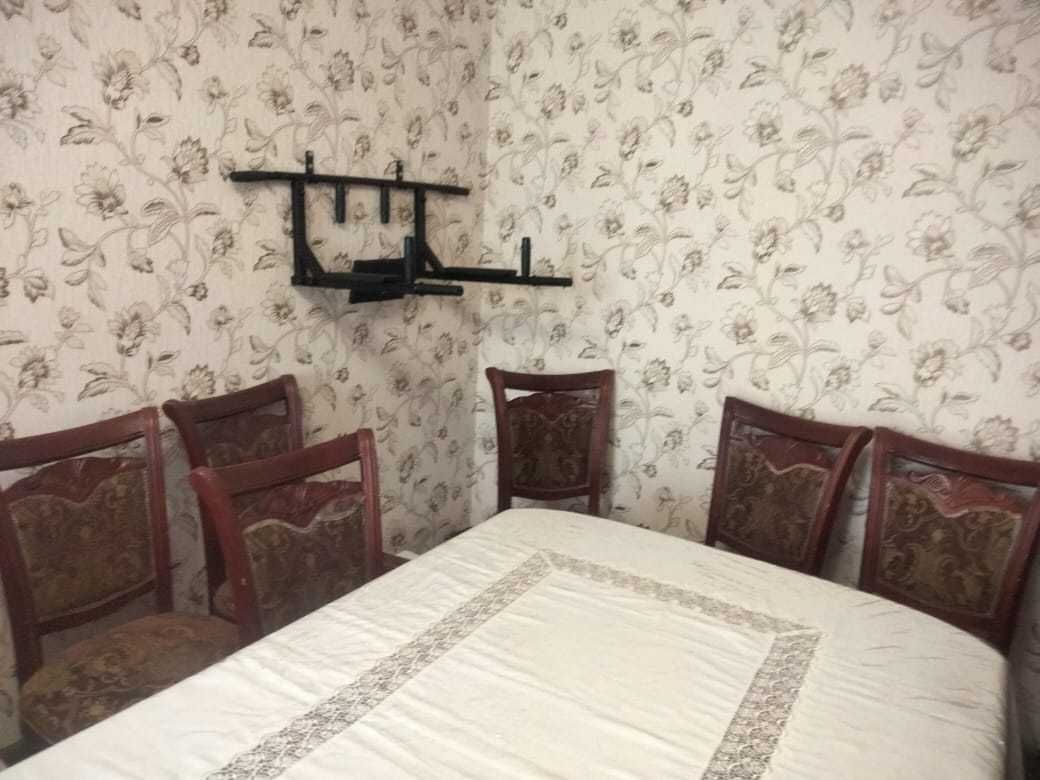 Стол и стулья из дерева