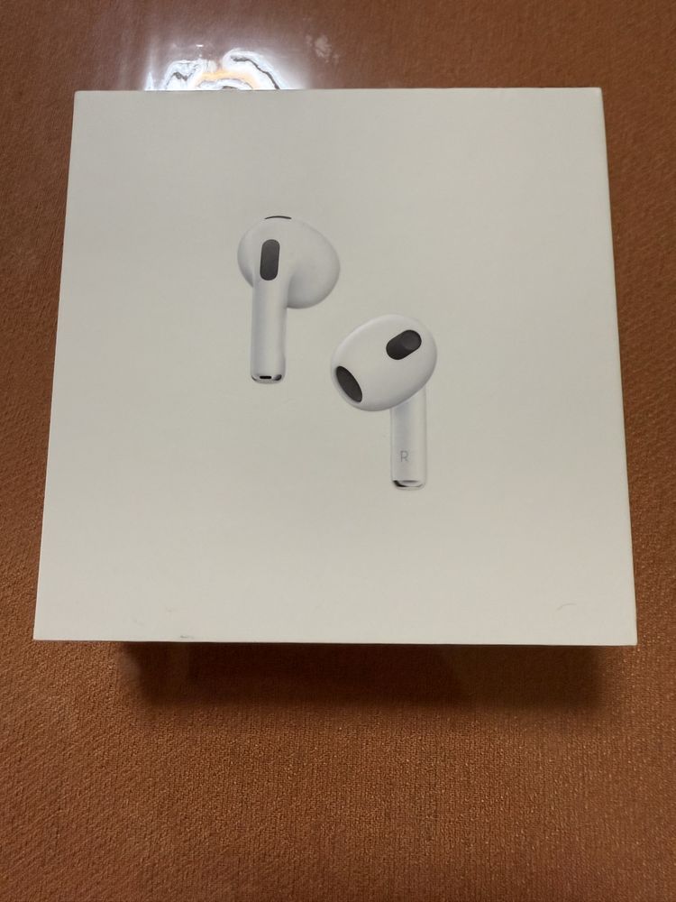 Apple AirPods 3 отлично състояние, с кейс протектор