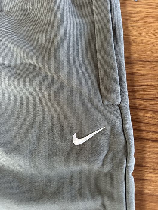 Мъжко,ватирано долнище Nike в сиво с бродирано лого и ципове на джобов
